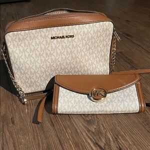 ‼️Michael Kors Tan and Cream Crossbody Bag Set